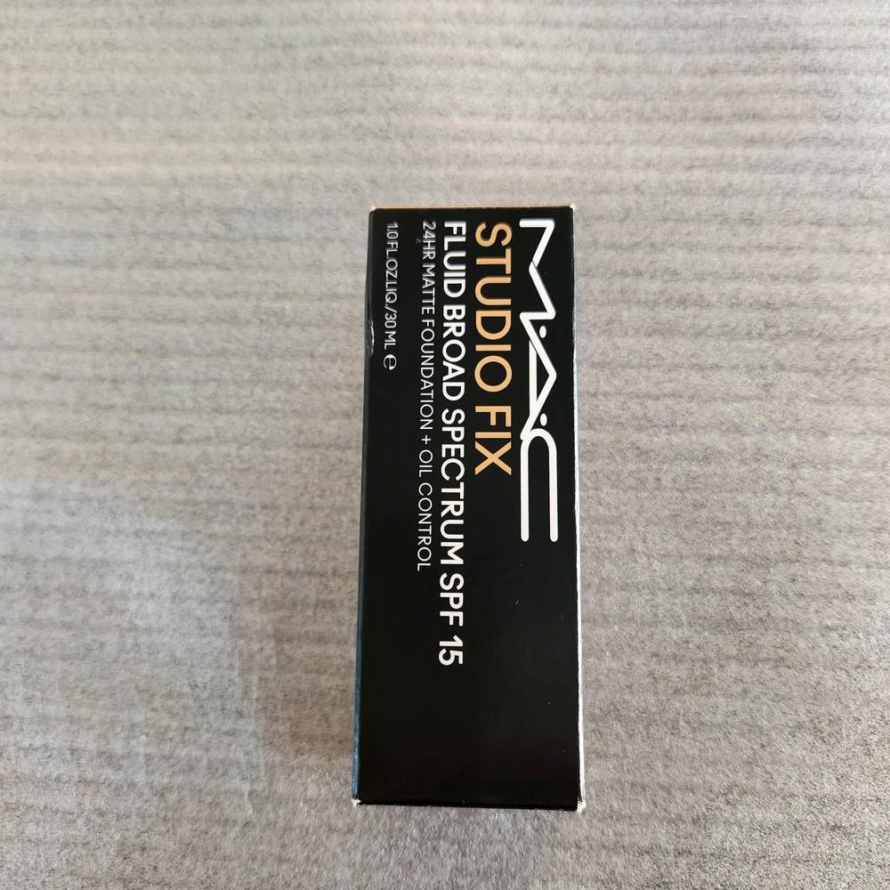 MAC Studio Fix Fluid Broad Spectrum SPF 15 Foundation - Black Packaging